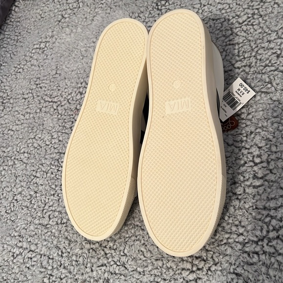 MIA White Sneakers with Red and‎ Blue Accents - Picture 8 of 9